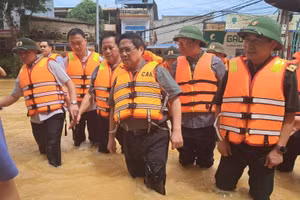 Thủ tướng tới Thái Nguyên thăm hỏi người dân, chỉ đạo khắc phục hậu quả mưa lũ