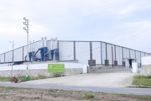 Nhà máy sản xuất của công ty hoạt động khi chưa có giấy phép môi trường. (Ảnh: Báo Nông nghiệp và Môi trường)