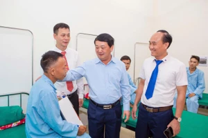 Bí thư Tỉnh uỷ Tuyên Quang Hầu A Lềnh tặng quà người dân điều trị bệnh tại Khoa Khám bệnh.