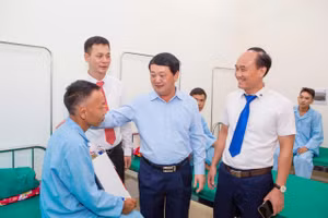 Bí thư Tỉnh uỷ Tuyên Quang Hầu A Lềnh tặng quà người dân điều trị bệnh tại Khoa Khám bệnh.