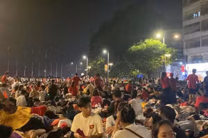 Nhiều người tập trung tại khu vực trung tâm TPHCM từ đêm 29/4.