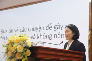 Nhà báo Tạ Bích Loan phát biểu tại toạ đàm. (Ảnh: Phong Anh)