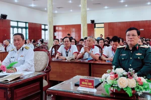 Thiếu tướng Trần Ngọc Thanh, Vụ trưởng Vụ GDQPAN Bộ GD&ĐT (trái) - Trưởng đoàn và Đại tá Nguyễn Vĩnh Nam, Phó Tư lệnh Bộ Tư lệnh Vùng 4 Hải quân - Phó đoàn.