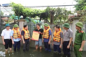 Bí thư Tỉnh ủy Bắc Ninh Nguyễn Anh Tuấn cùng lãnh đạo tỉnh đến thăm, động viên người dân khắc phục hậu quả thiên tai.