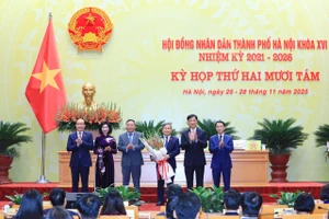  Lãnh đạo TP Hà Nội chúc mừng ông Vũ Đại Thắng.