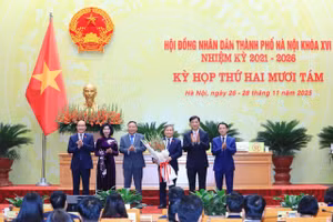  Lãnh đạo TP Hà Nội chúc mừng ông Vũ Đại Thắng.