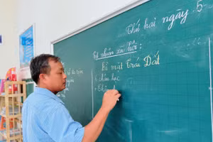 Thầy Lưu Quốc Thịnh giảng bài cho học sinh ở Trường Tiểu học Đá Tây.