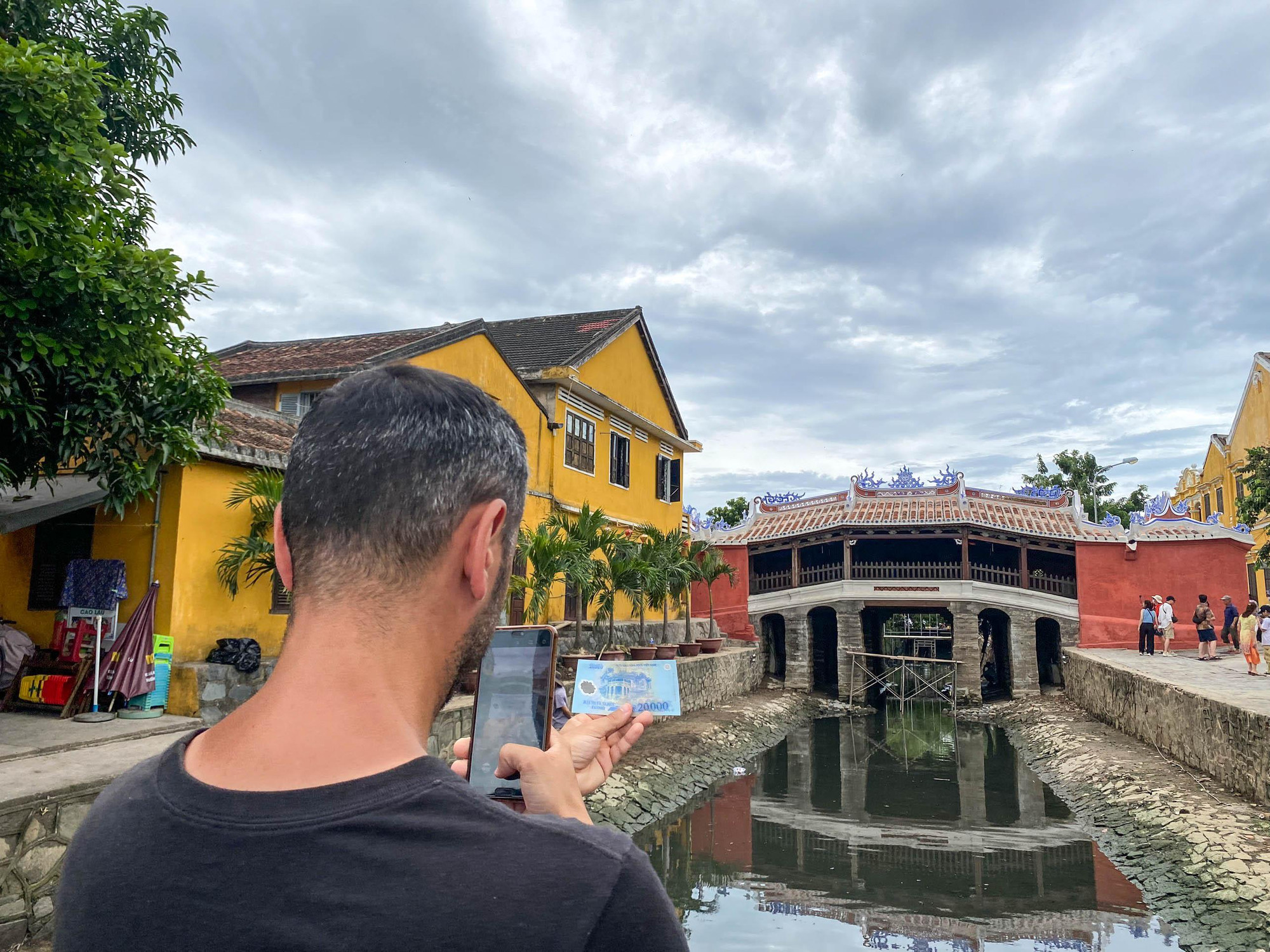 Công việc trùng tu Chùa Cầu cũng ưu tiên gia cố, sửa chữa để giữ lại tối đa thành phần nguyên gốc của cấu kiện. Vật liệu thay thế phải tương đương, bao gồm cả sơn phết hoàn thiện. ảnh 15.jpg