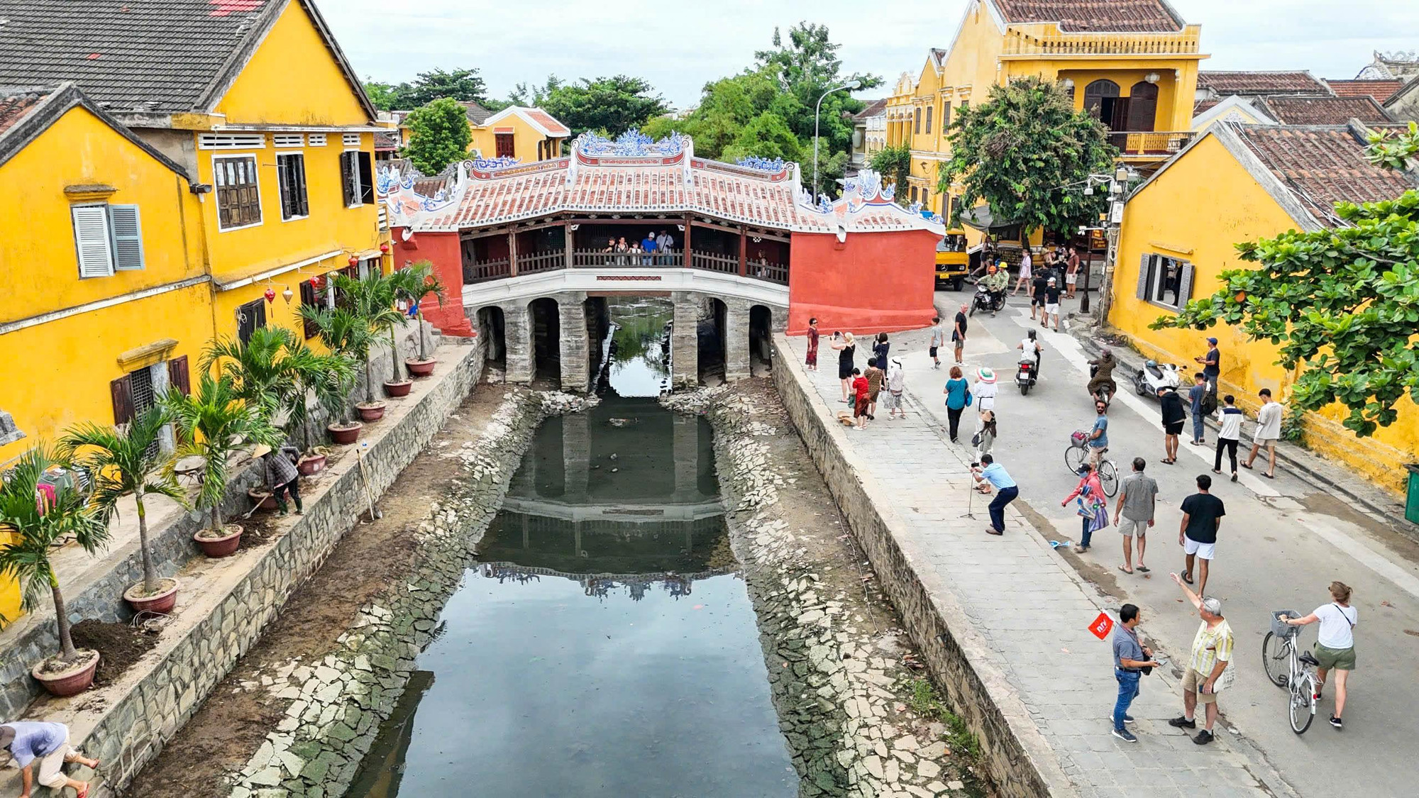 Các hạng mục như lát gạch xung quanh di tích đã hoàn tất. Trong sáng 29/7, di tích Chùa Cầu đã được mở cửa để du khách tham quan. ảnh 2.jpg