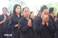 nguoi-dan-trao-dang-nuoc-mat-tien-dua-tong-bi-thu-nguyen-phu-trong-07.jpg