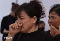 nguoi-dan-trao-dang-nuoc-mat-tien-dua-tong-bi-thu-nguyen-phu-trong-04.jpg