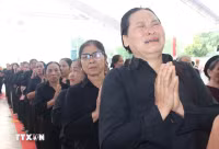 nguoi-dan-trao-dang-nuoc-mat-tien-dua-tong-bi-thu-nguyen-phu-trong-06.jpg