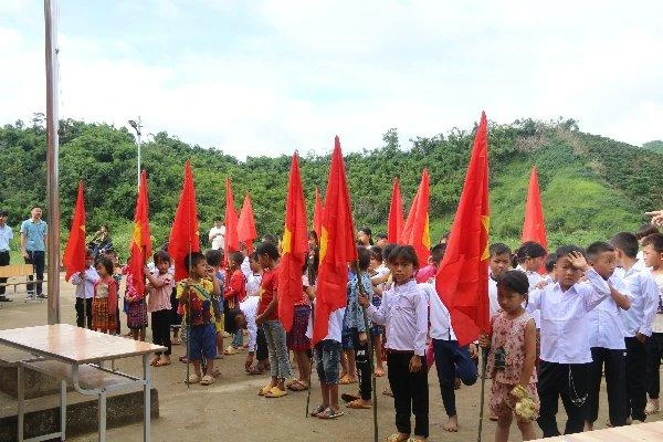 Dù còn nhiều khó khăn, nhưng các em vẫn vui đến trường học chữ (ảnh: CTV).