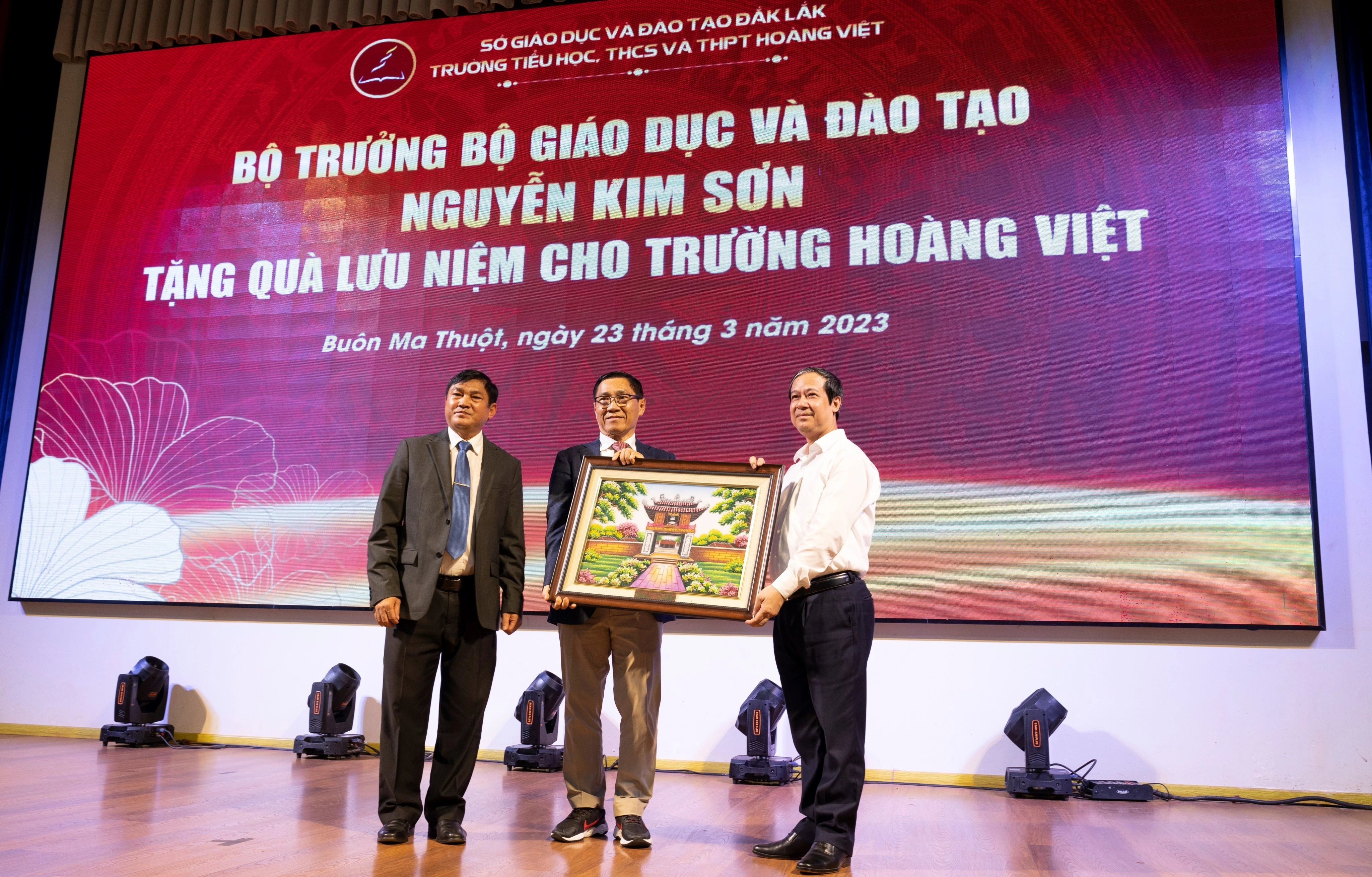 Bộ trưởng Nguyễn Kim Sơn tặng bức tranh động viên thầy và trò Trường Hoàng Việt.