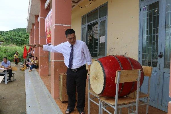 Thầy Hà Hữu Phong, Hiệu trưởng Trường Tiểu học La Văn Cầu đánh trống khai giảng năm học mới 2022-2023 (ảnh: CTV).