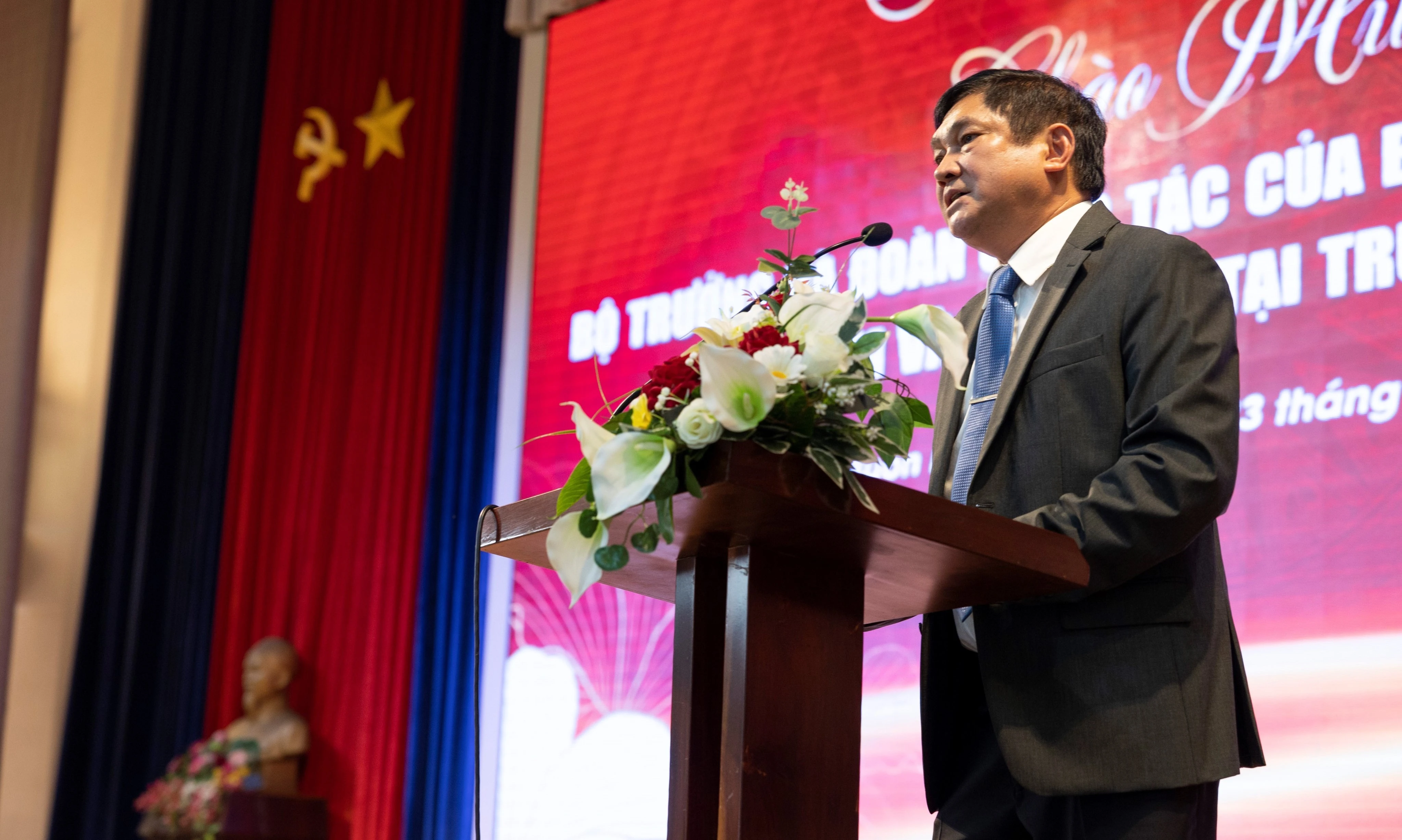 Ông Lê Đình Hiền - Chủ tịch HĐQT Trường Hoàng Việt báo cáo với Bộ trưởng và đoàn công tác của Bộ GD&ĐT.