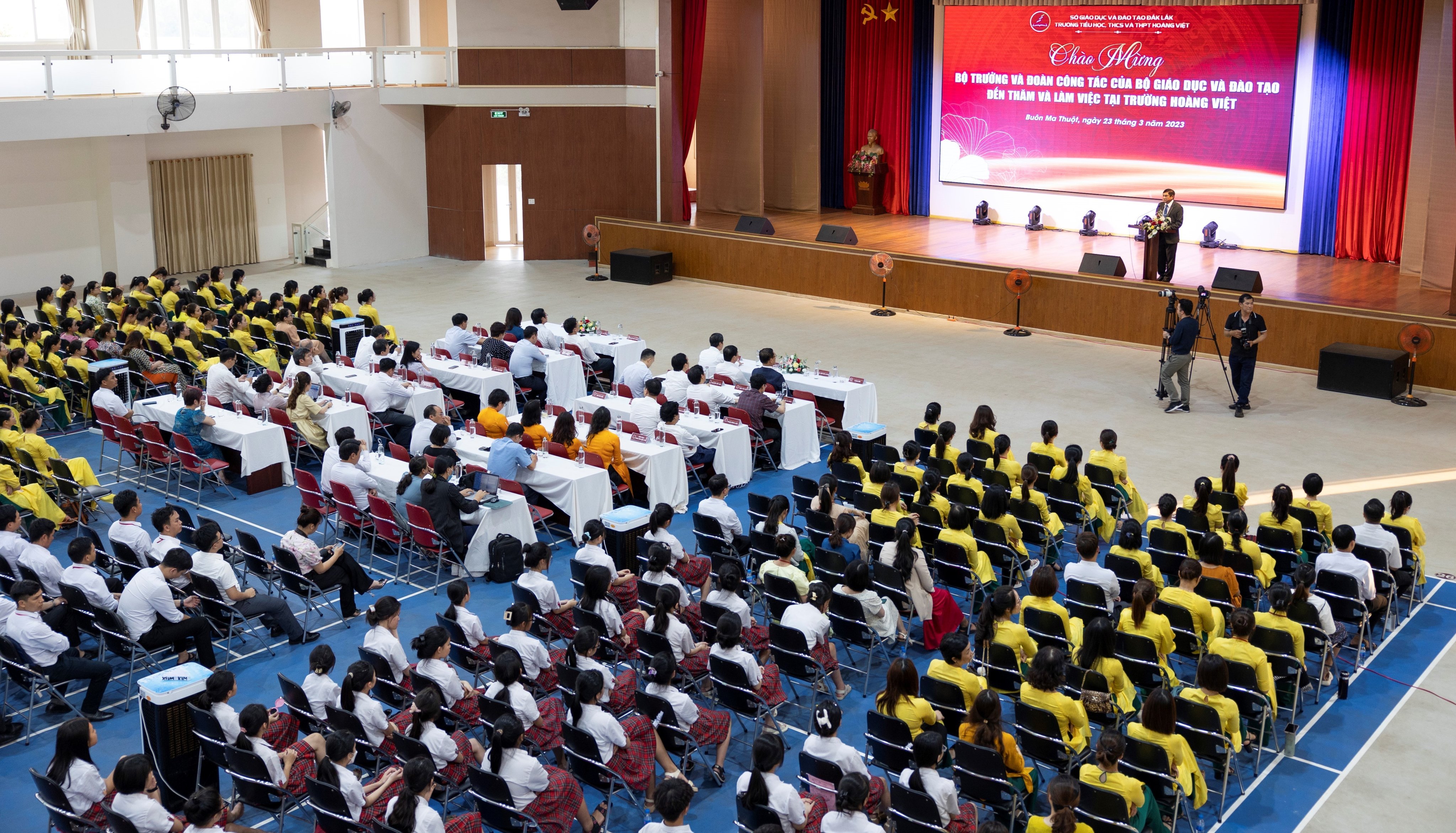 Với cơ sở vật chất khang trang, rộng rãi, hiện đại, Bộ trưởng Nguyễn Kim Sơn tin tưởng Trường Hoàng Việt sẽ triển khai hiệu quả Chương trình GDPT 2018. Với cơ sở vật chất khang trang, rộng rãi, hiện đại, Bộ trưởng Nguyễn Kim Sơn tin tưởng Trường Hoàng Việt sẽ triển khai hiệu quả Chương trình GDPT 2018.