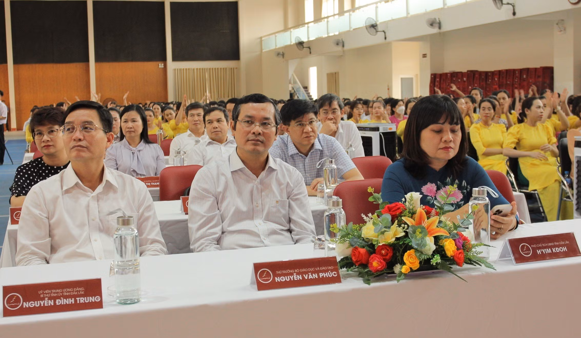 Thứ trưởng Bộ GD&ĐT Nguyễn Văn Phúc, Bí thư Tỉnh ủy Đắk Lắk Nguyễn Đình Trung, Phó Chủ tịch UBND tỉnh Đắk Lắk H' Yim Kđoh cùng dự buổi làm việc với Trường Hoàng Việt.