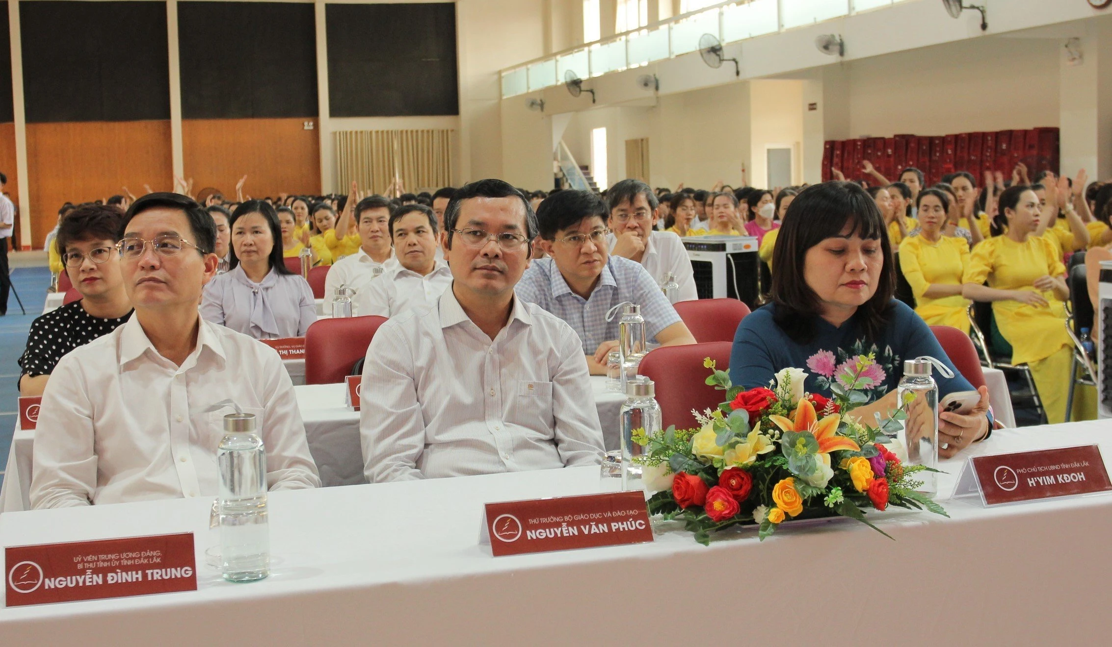 Thứ trưởng Bộ GD&ĐT Nguyễn Văn Phúc, Bí thư Tỉnh ủy Đắk Lắk Nguyễn Đình Trung, Phó Chủ tịch UBND tỉnh Đắk Lắk H' Yim Kđoh cùng dự buổi làm việc với Trường Hoàng Việt.