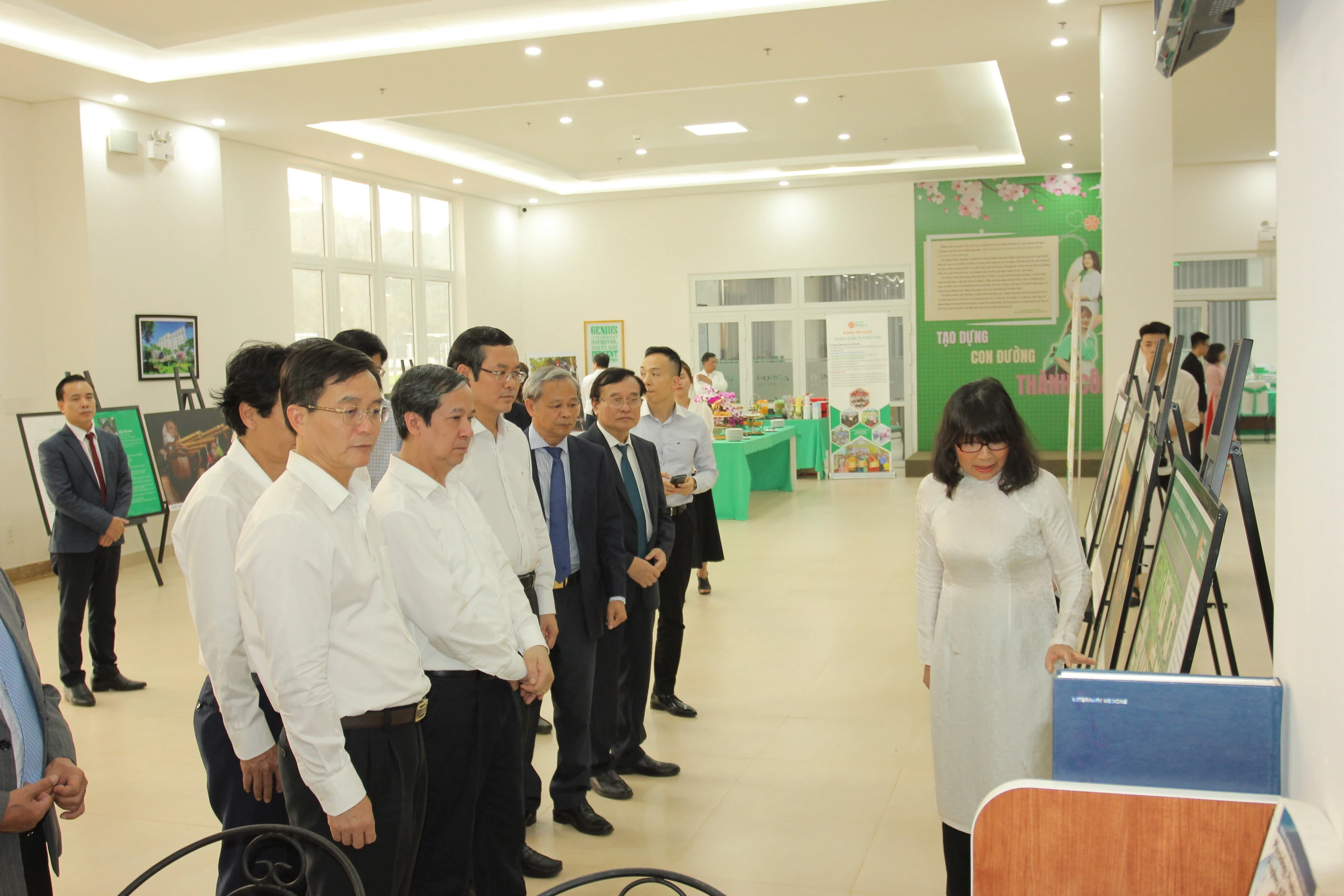 Bộ trưởng Nguyễn Kim Sơn, Thứ trưởng Nguyễn Văn Phúc và đoàn công tác của Bộ GD&amp;ĐT cũng đã tới thăm, làm việc với Trường Đại học Đông Á (Phân hiệu tại Đắk Lắk).