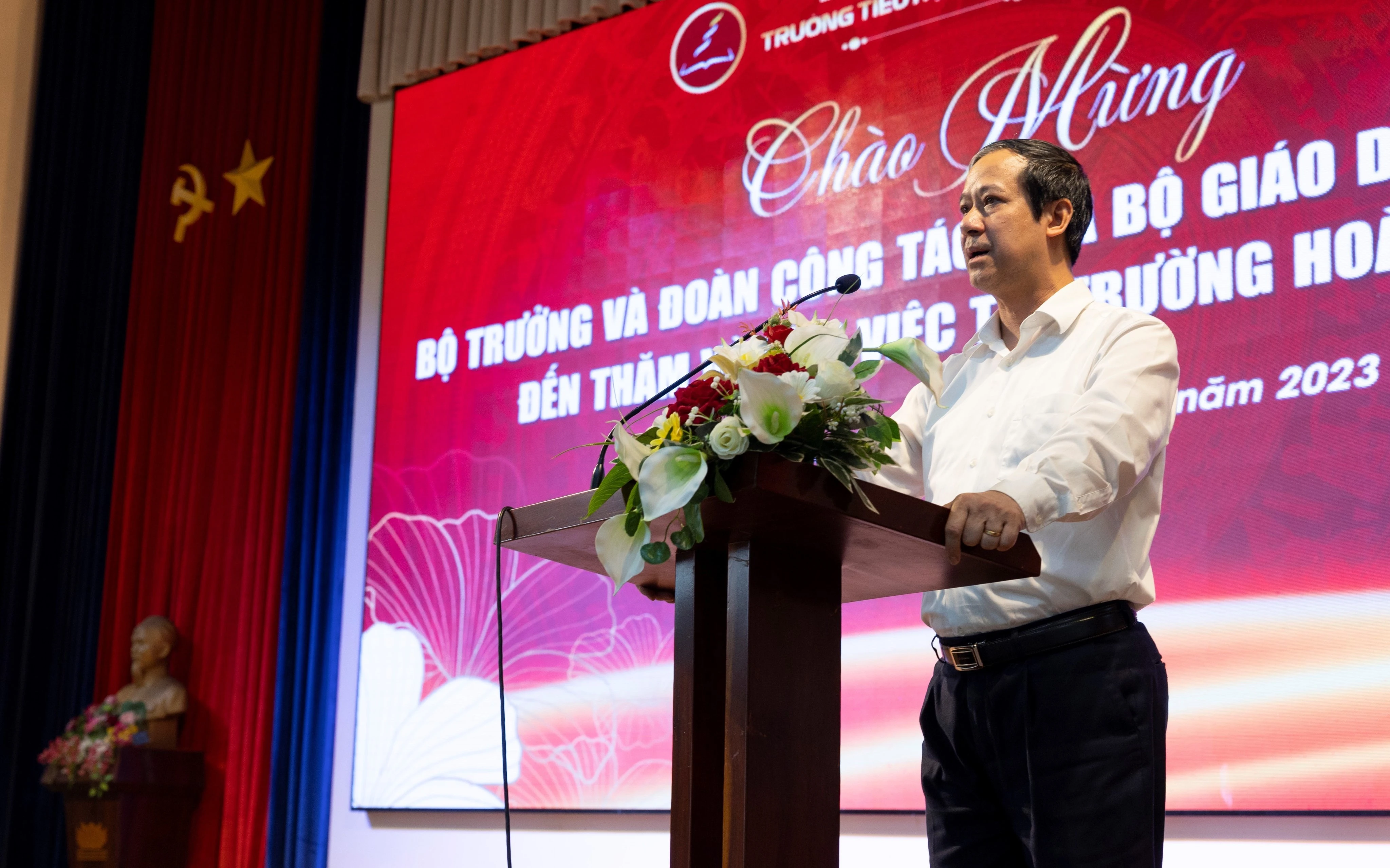 Bộ trưởng Nguyễn Kim Sơn phát biểu với thầy và trò Trường Hoàng Việt.