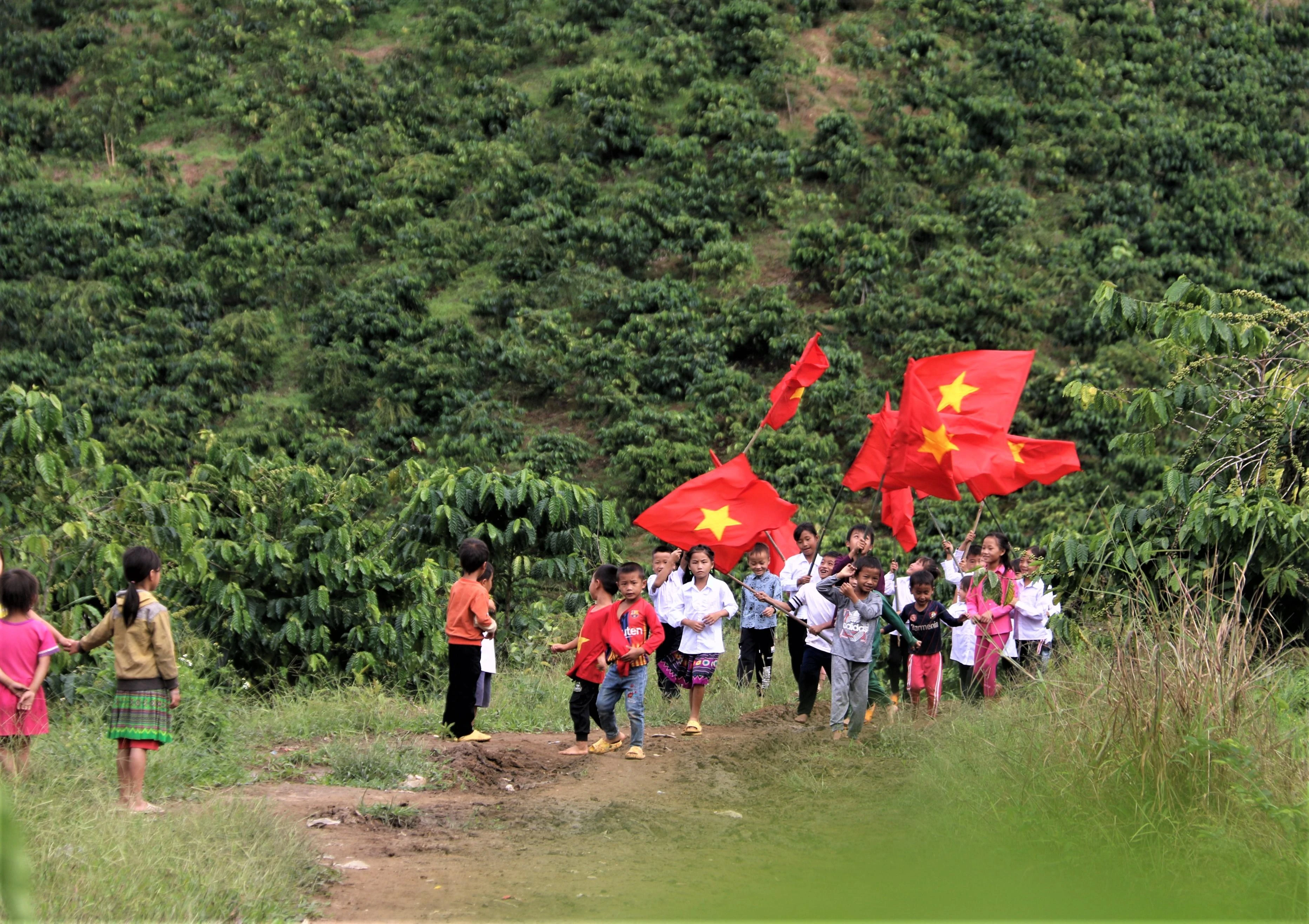 Các em nhỏ thích thú nhìn anh chị đến trường dự khai giảng năm học mới 2022-2023 (ảnh: CTV).