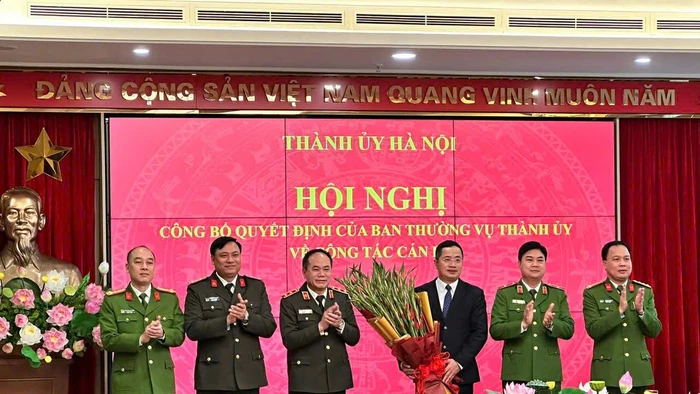 Ban Giám đốc Công an thành phố Hà Nội chúc mừng Thiếu tướng Nguyễn Thành Long nhận công tác mới.