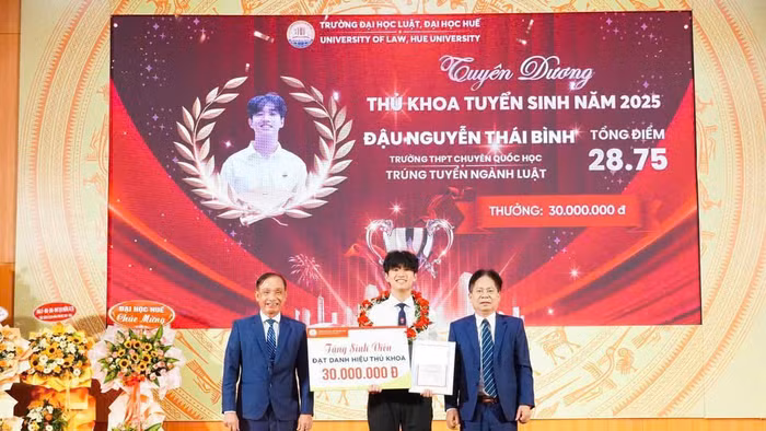 Đậu Nguyễn Thái Bình tại lễ tuyên dương thủ khoa trường Đại học Luật, Đại học Huế.