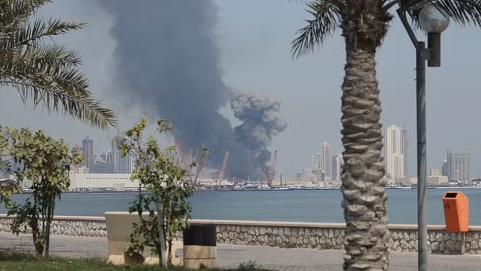 Khói bốc lên sau một vụ tấn công tên lửa của Iran nhằm vào căn cứ Mỹ ở Manama, Bahrain.