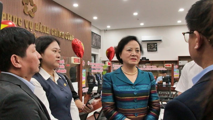 Phó Thủ tướng Phạm Thị Thanh Trà kiểm tra tại Trung tâm Phục vụ hành chính công phường Hải Châu (TP Đà Nẵng).