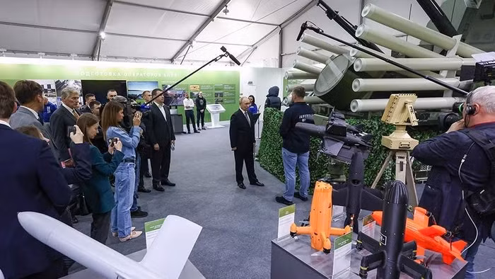 Ông Putin thị sát mô hình tổ hợp Pantsir-S