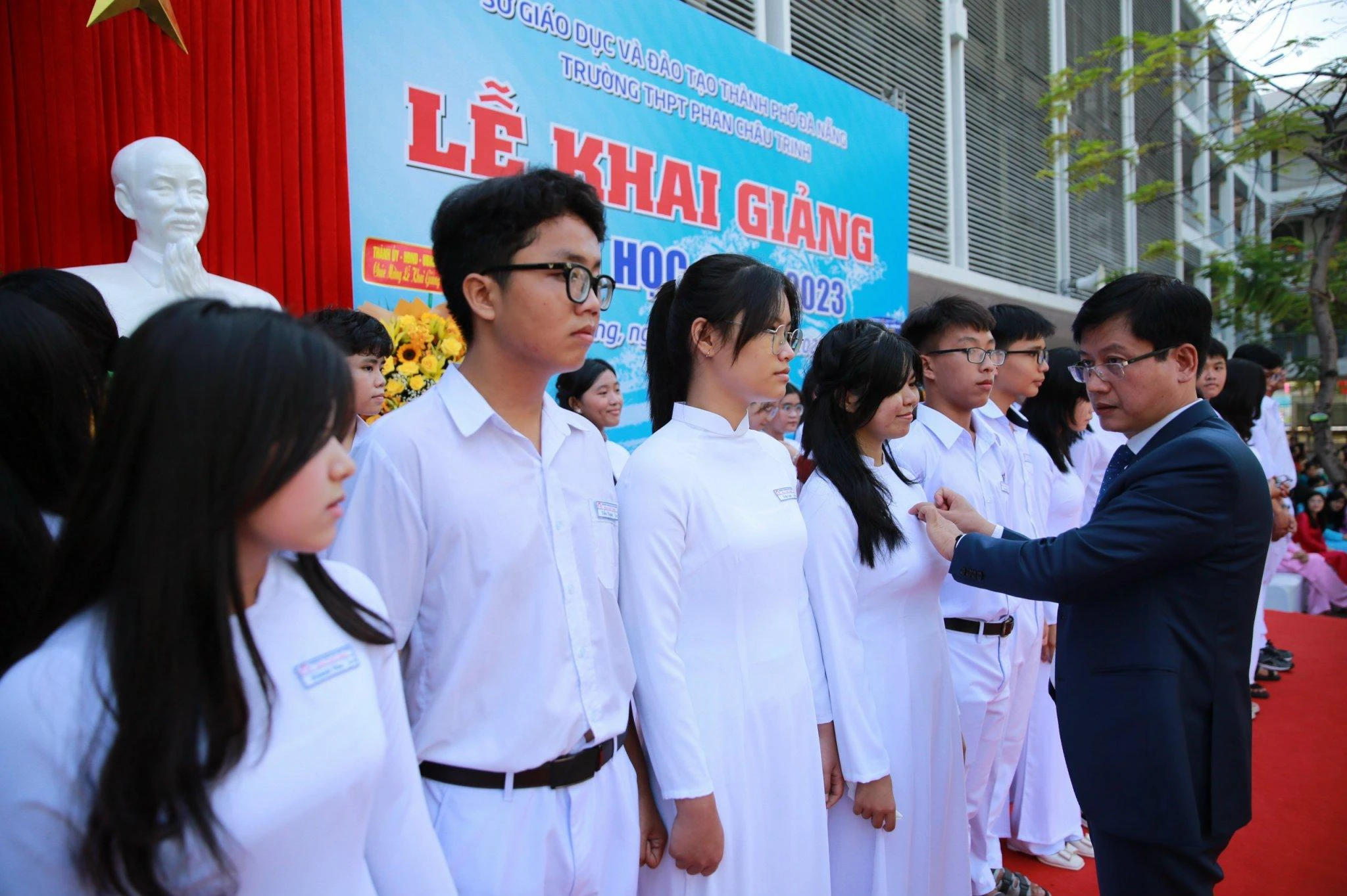 Thầy Hiệu trưởng Trường THPT Phan Châu Trinh gắn bảng tên cho học sinh khối lớp 10