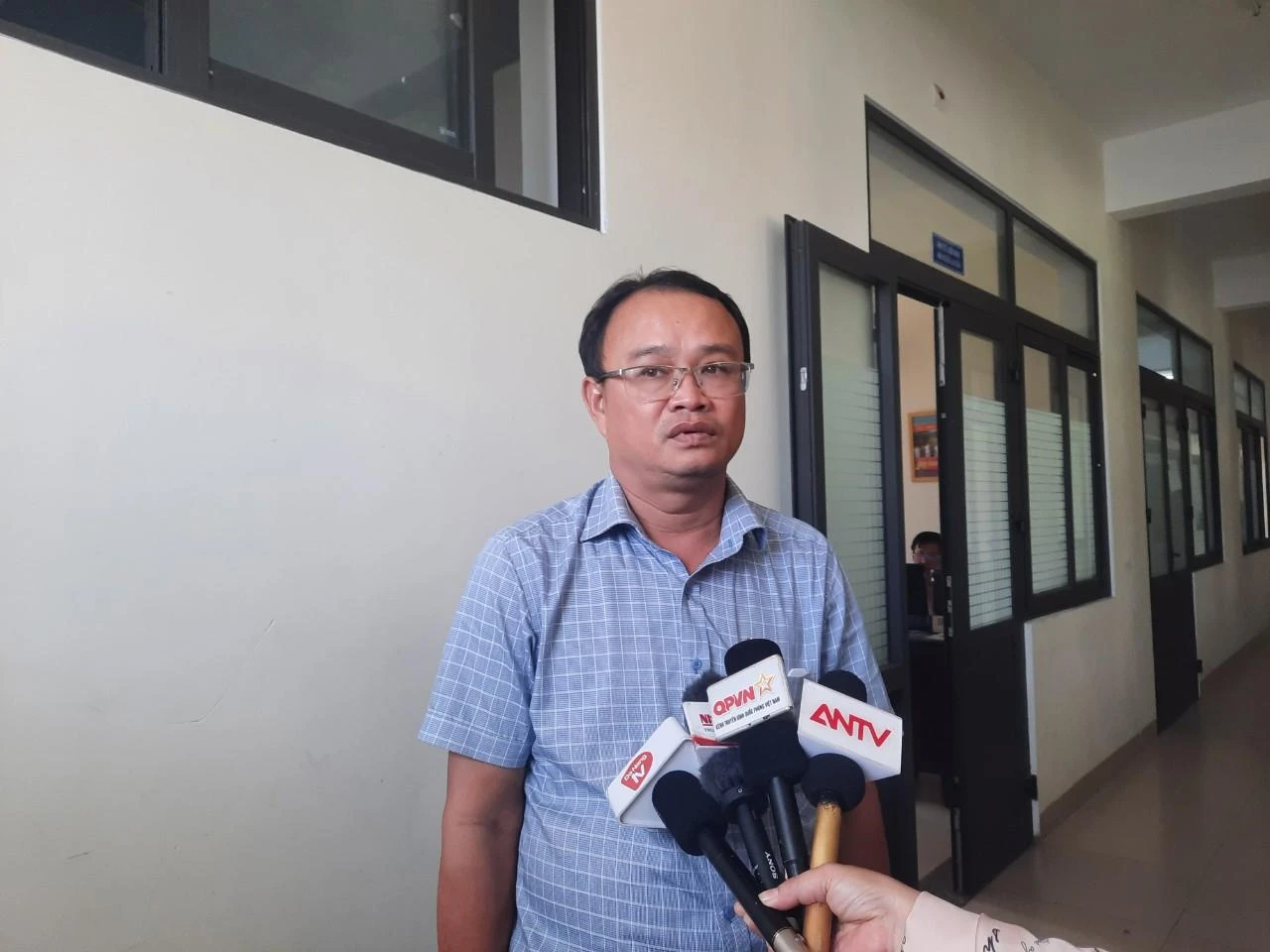 Ông Lê Từ Hòa - Phó Chủ tịch UBND phường Thọ Quang thông tin với báo chí, kết quả xác minh cho thấy vết bầm tím trên chân em học sinh N.H.T.H. là do bạn đánh bằng thước kẻ.