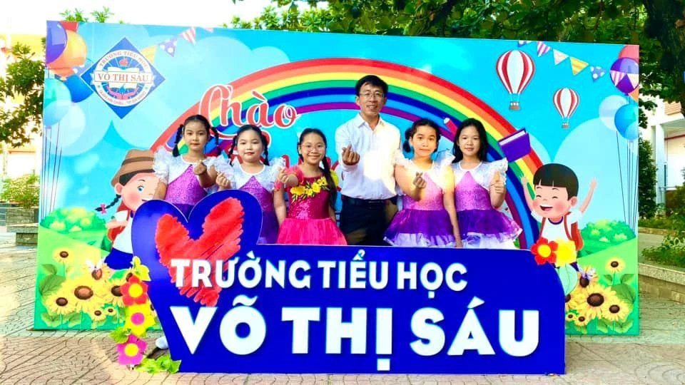 Nhiều trường học làm điểm check - in cho phụ huynh, giáo viên và học sinh trong ngày khai giảng