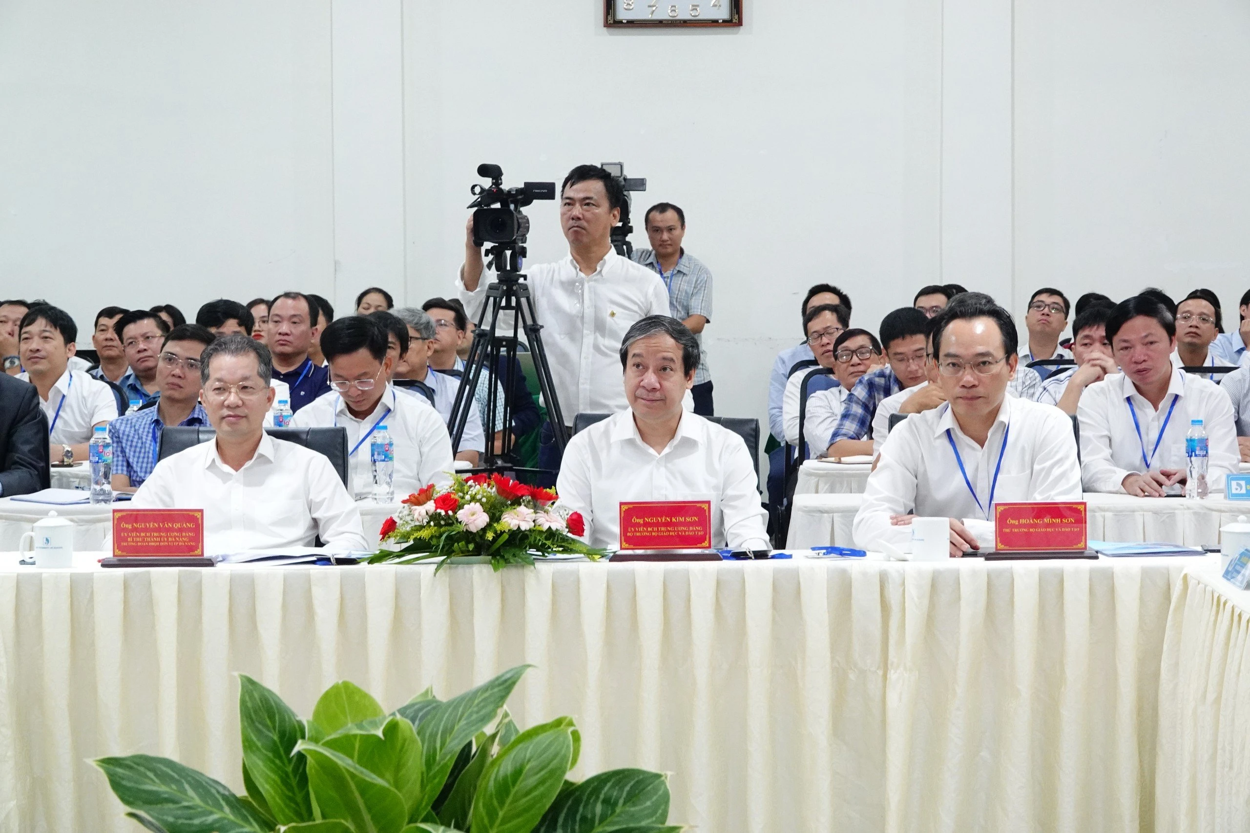 Hội thảo có sự tham gia của đại diện các bộ ngành có liên quan cùng gần 40 cơ sở giáo dục đại học, các doanh nghiệp trong lĩnh vực công nghệ chip bán dẫn và chính quyền địa phương. Hội thảo có sự tham gia của đại diện các bộ ngành có liên quan cùng gần 40 cơ sở giáo dục đại học, các doanh nghiệp trong lĩnh vực công nghệ chip bán dẫn và chính quyền địa phương.