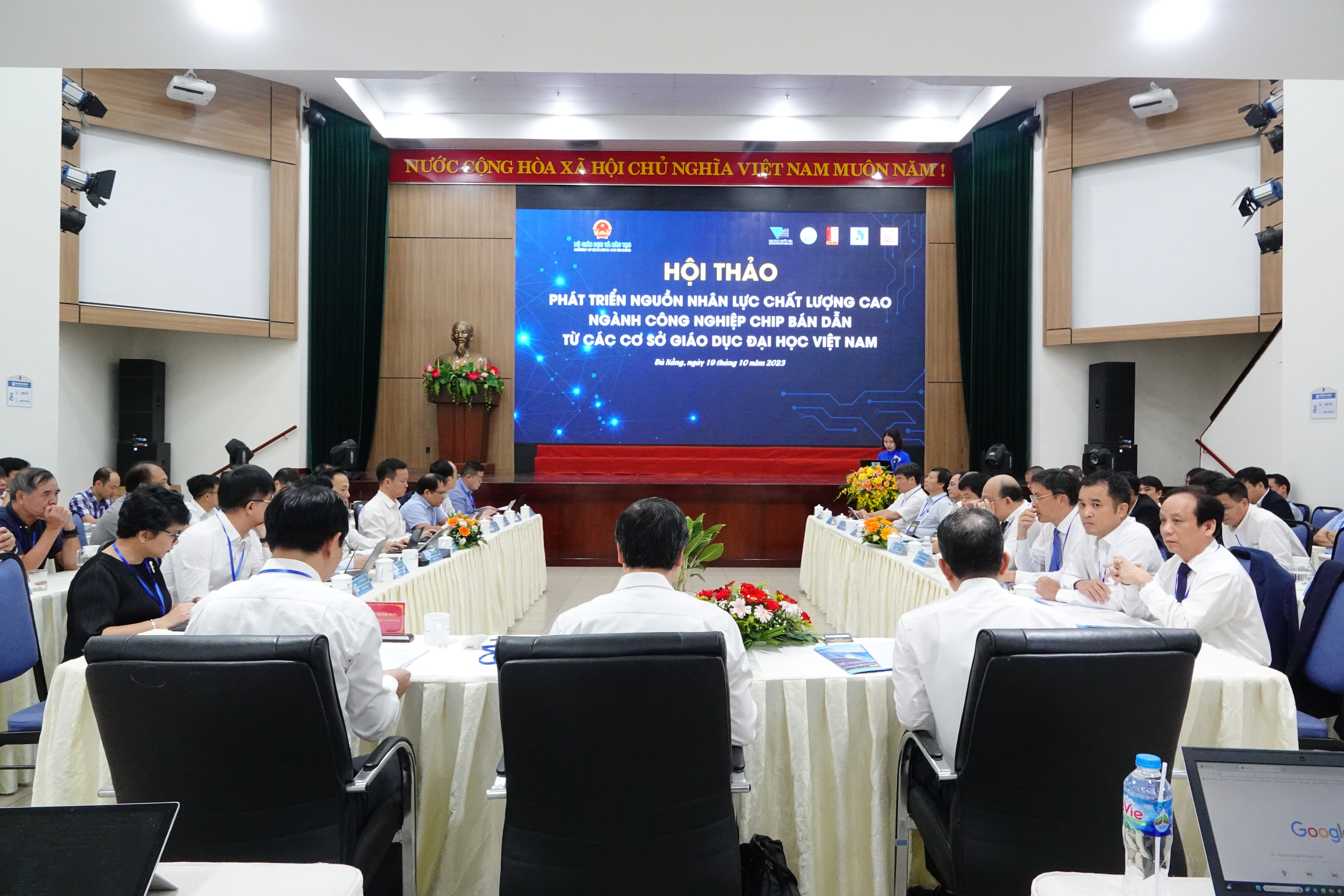 Quang cảnh Hội thảo Phát triển nguồn nhân lực chất lượng cao ngành công nghiệp chip bán dẫn từ các cơ sở giáo dục đại học Việt Nam. Quang cảnh Hội thảo Phát triển nguồn nhân lực chất lượng cao ngành công nghiệp chip bán dẫn từ các cơ sở giáo dục đại học Việt Nam.