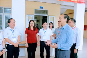 Thứ trưởng Phạm Ngọc Thưởng kiểm tra công tác chuẩn bị thi tốt nghiệp THPT tại Ninh Bình.
