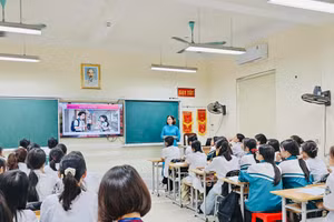 Cô, trò Trường THPT Tống Văn Trân trong một giờ học. 