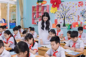 Cô, trò Trường Tiểu học Trần Hưng Đạo (phường Hồng Gai) trong một giờ học. 