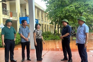 Lãnh đạo Sở GD&ĐT Ninh Bình kiểm tra công tác phòng, chống bão số 3 tại Trường THPT Bình Minh (Ninh Bình).