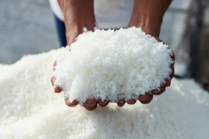 Muối trắng – sản phẩm đặc trưng của xã Giao Bình.