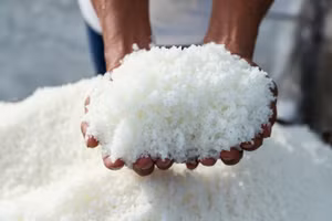 Muối trắng – sản phẩm đặc trưng của xã Giao Bình.