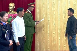 Cơ quan công an đọc lệnh khởi tố bị can, bắt tạm giam đối với Vũ Văn Dũng. Ảnh: Công an tỉnh Ninh Bình