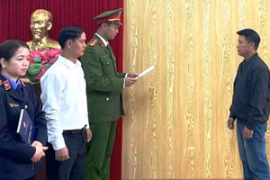 Cơ quan công an đọc lệnh khởi tố bị can, bắt tạm giam đối với Vũ Văn Dũng. Ảnh: Công an tỉnh Ninh Bình