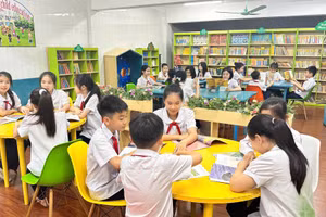 Học sinh Trường Tiểu học Hồng Gai (phường Hồng Gai) hào hứng đọc sách tại thư viện, góp phần lan tỏa văn hóa đọc trong nhà trường.