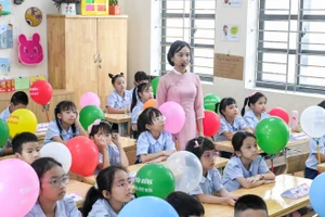 Cô, trò Trường Tiểu học Nguyễn Tất Thành (Nam Định, Ninh Bình) trong ngày khai giảng năm học 2025-2026.