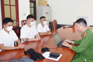 3 thanh niên dàn dựng clip nhạy cảm trên xe ô tô tại cơ quan công an. Ảnh: Công an tỉnh Ninh Bình.