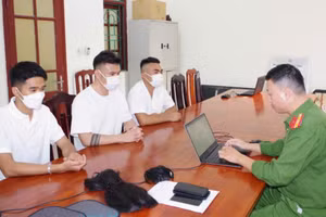 3 thanh niên dàn dựng clip nhạy cảm trên xe ô tô tại cơ quan công an. Ảnh: Công an tỉnh Ninh Bình.