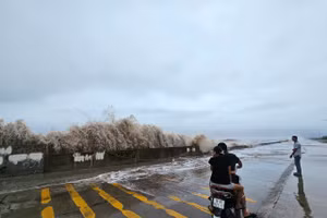 Từng đợt sóng lớn, cao hàng mét cuồn cuộn xô vào bờ kè, tung bọt trắng xoá. 