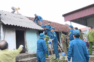Các lực lượng tham gia hỗ trợ xóa nhà dột nát cho hộ nghèo.